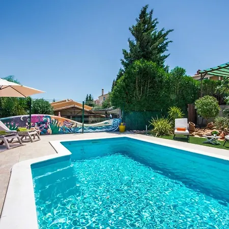 Sleeps 4 Pool Air Con Wifi 빌라