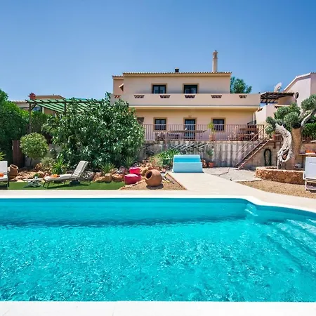 Sleeps 4 Pool Air Con Wifi