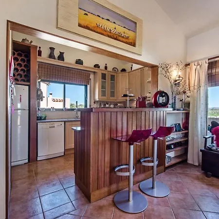 Sleeps 4 Pool Air Con Wifi *
